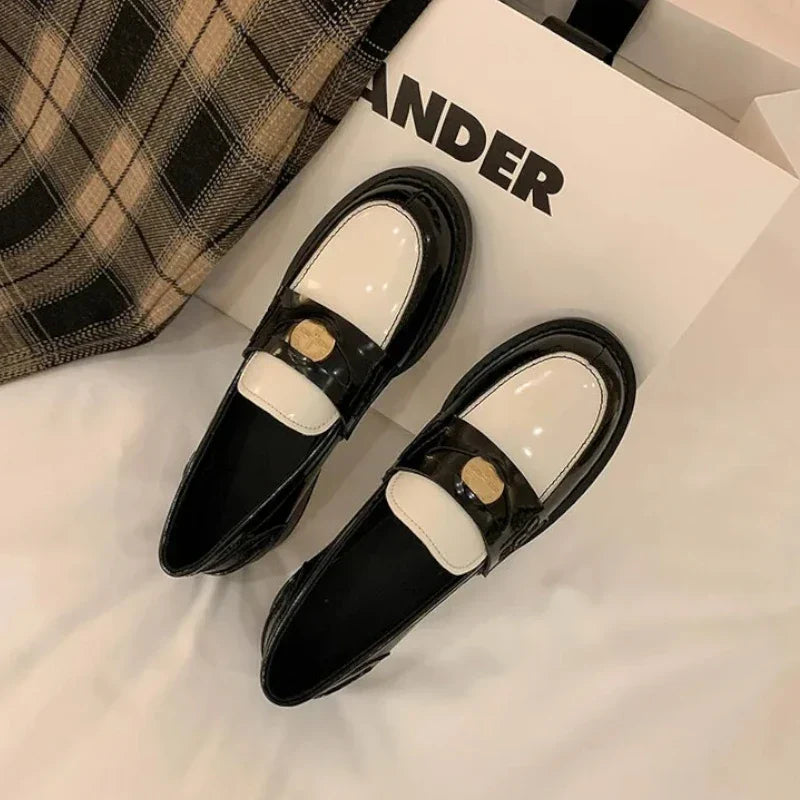 Eleganter zweifarbiger Damenmokassin aus hochwertigem Lackleder mit orthopädischer Unterstützung