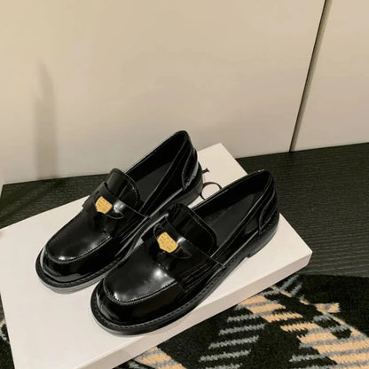 Eleganter zweifarbiger Damenmokassin aus hochwertigem Lackleder mit orthopädischer Unterstützung