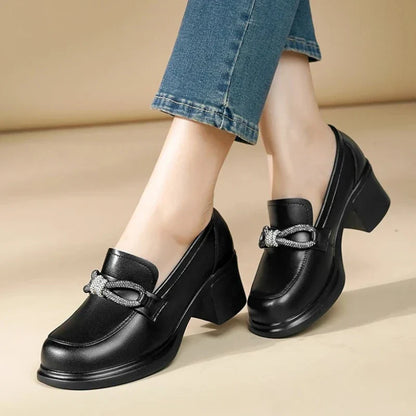 Elegante orthopädische Ledermokassins für Damen mit Komfortabsatz