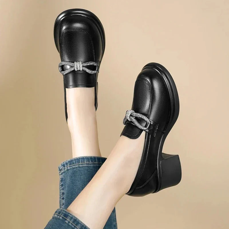 Elegante orthopädische Ledermokassins für Damen mit Komfortabsatz