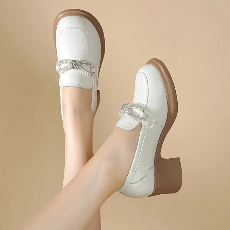 Elegante orthopädische Ledermokassins für Damen mit Komfortabsatz