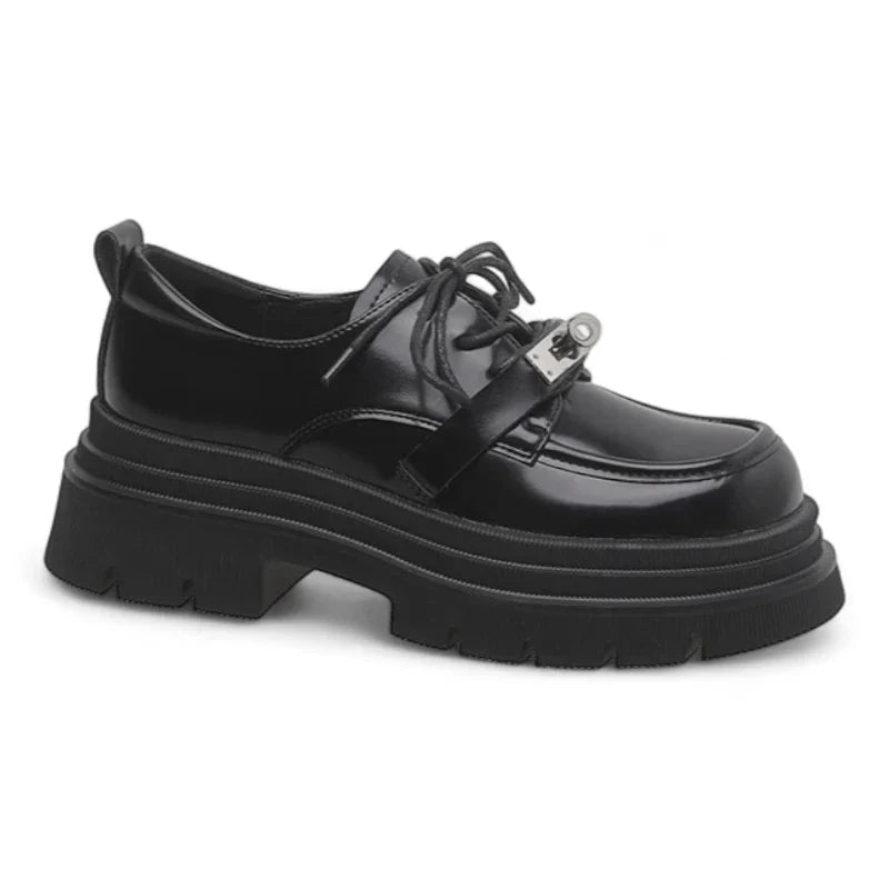 Orthopädischer Mokassin für Damen mit Schnürsenkeln aus Lackleder