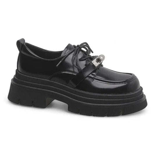 Orthopädischer Mokassin für Damen mit Schnürsenkeln aus Lackleder