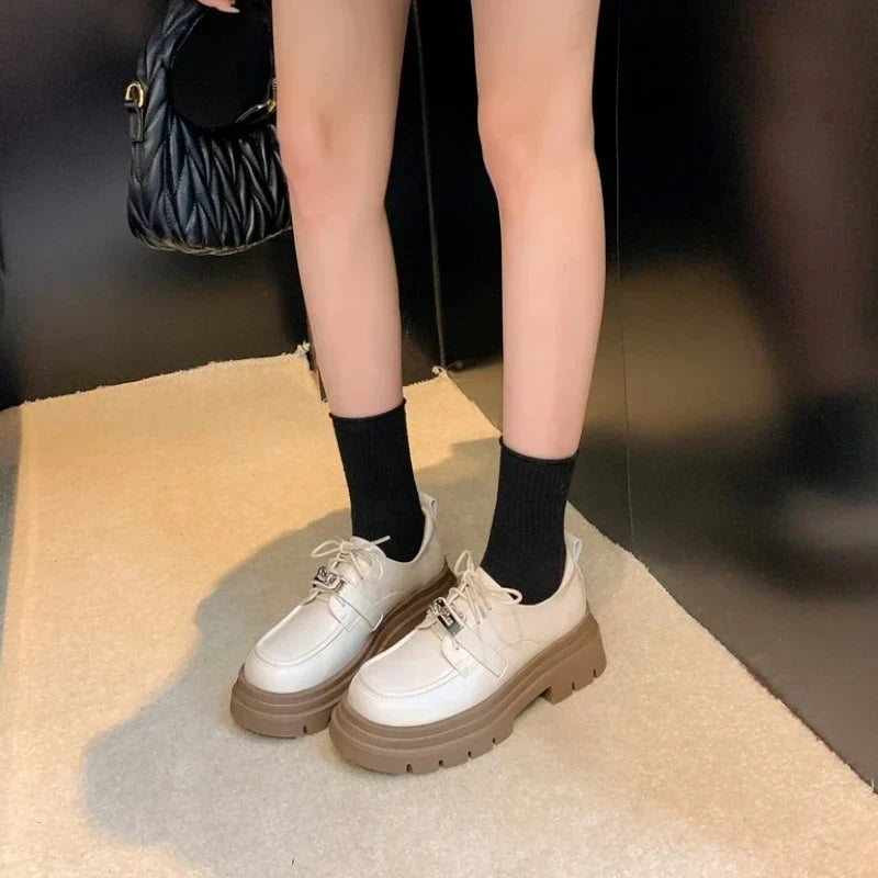 Orthopädischer Mokassin für Damen mit Schnürsenkeln aus Lackleder