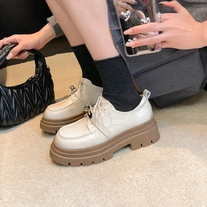 Orthopädischer Mokassin für Damen mit Schnürsenkeln aus Lackleder