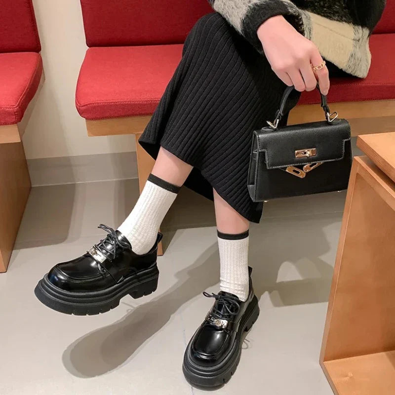 Orthopädischer Mokassin für Damen mit Schnürsenkeln aus Lackleder