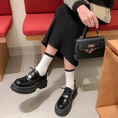 Orthopädischer Mokassin für Damen mit Schnürsenkeln aus Lackleder