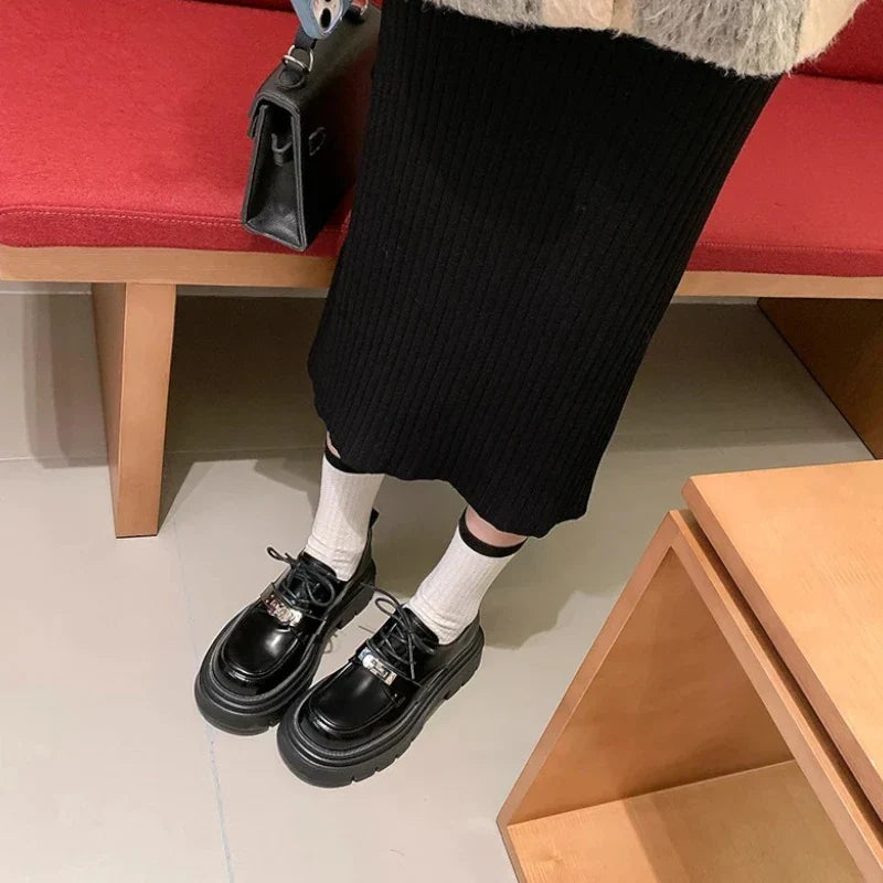 Orthopädischer Mokassin für Damen mit Schnürsenkeln aus Lackleder