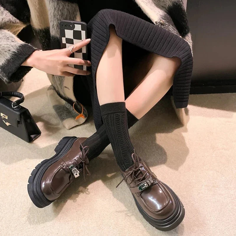 Orthopädischer Mokassin für Damen mit Schnürsenkeln aus Lackleder