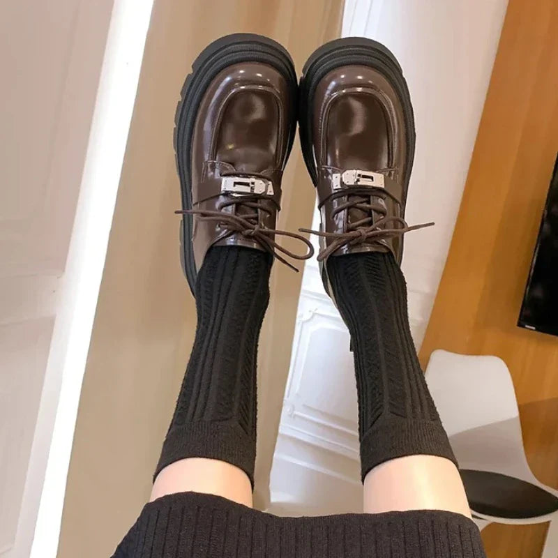 Orthopädischer Mokassin für Damen mit Schnürsenkeln aus Lackleder