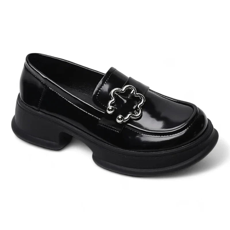 Orthopädischer Mokassin für Damen, verziert mit einer floralen Schnalle