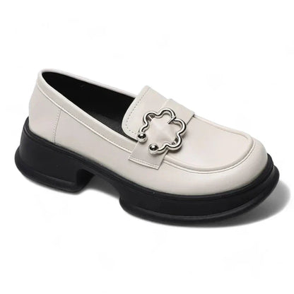 Orthopädischer Mokassin für Damen, verziert mit einer floralen Schnalle