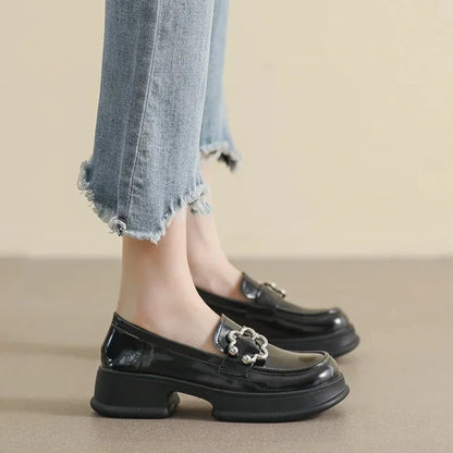 Orthopädischer Mokassin für Damen, verziert mit einer floralen Schnalle