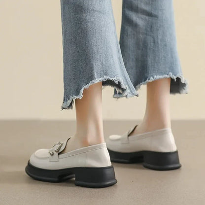 Orthopädischer Mokassin für Damen, verziert mit einer floralen Schnalle