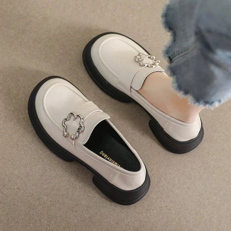 Orthopädischer Mokassin für Damen, verziert mit einer floralen Schnalle