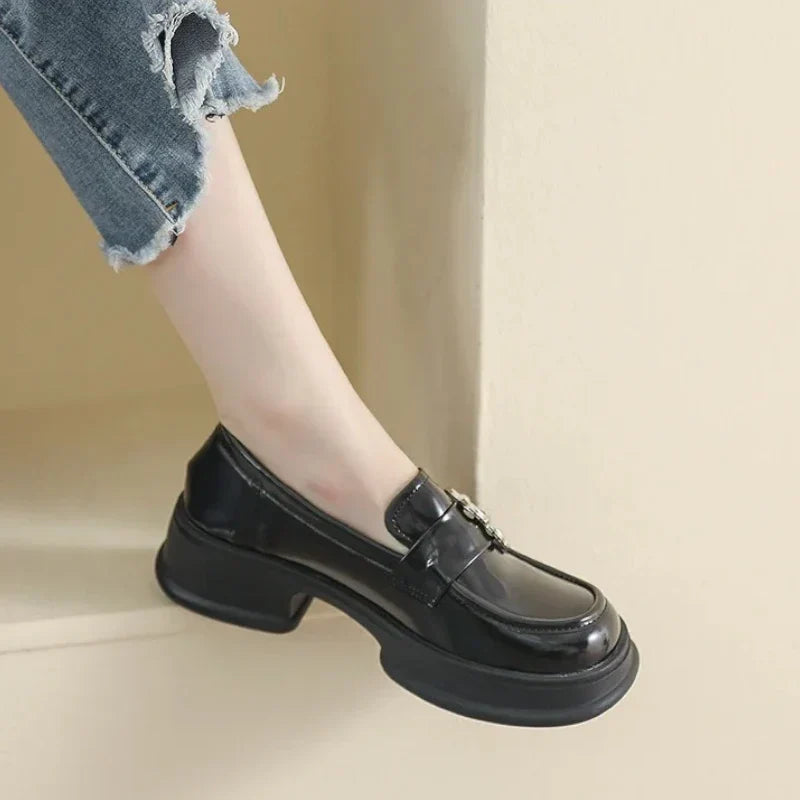 Orthopädischer Mokassin für Damen, verziert mit einer floralen Schnalle