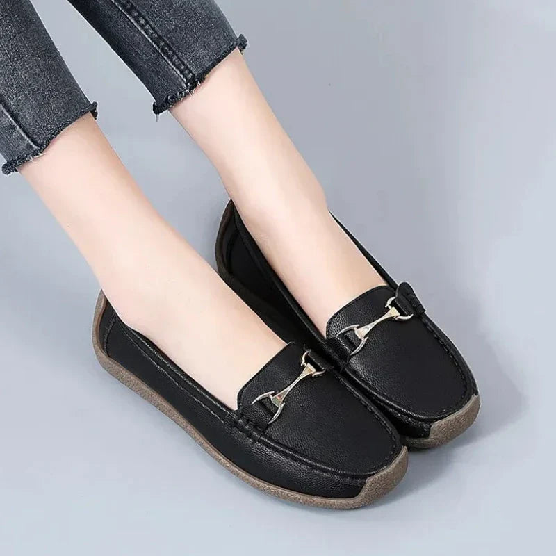 Elegante orthopädische Mokassins für Damen mit offenen Sohlen und stilvollem Pferdegebiss-Design