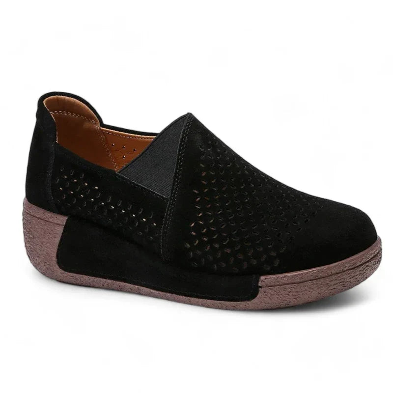 Elegante Wildleder-Mokassins für Damen mit stilvollen, durchbrochenen Keilabsätzen