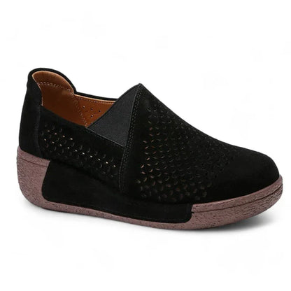 Elegante Wildleder-Mokassins für Damen mit stilvollen, durchbrochenen Keilabsätzen