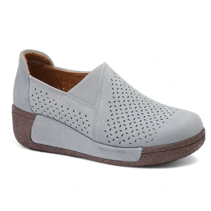 Elegante Wildleder-Mokassins für Damen mit stilvollen, durchbrochenen Keilabsätzen