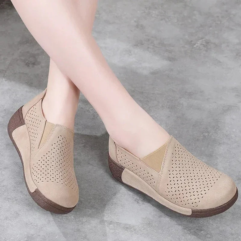 Elegante Wildleder-Mokassins für Damen mit stilvollen, durchbrochenen Keilabsätzen