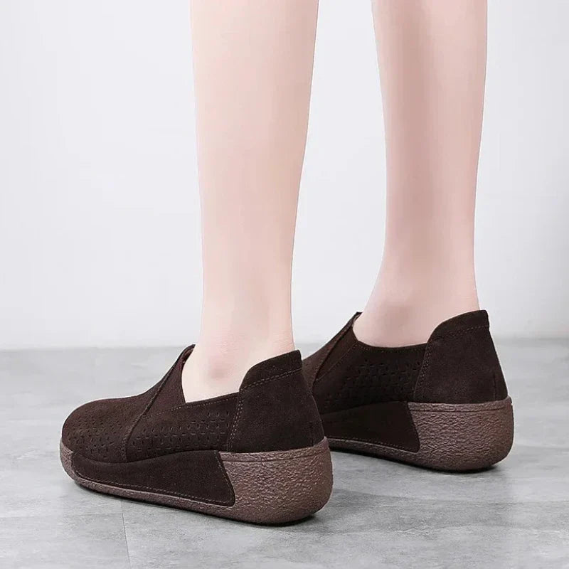 Elegante Wildleder-Mokassins für Damen mit stilvollen, durchbrochenen Keilabsätzen