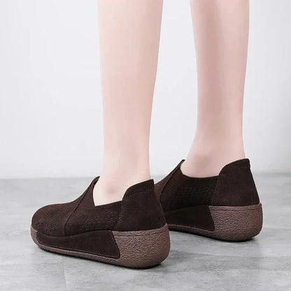 Elegante Wildleder-Mokassins für Damen mit stilvollen, durchbrochenen Keilabsätzen