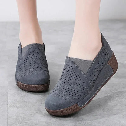 Elegante Wildleder-Mokassins für Damen mit stilvollen, durchbrochenen Keilabsätzen