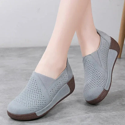 Elegante Wildleder-Mokassins für Damen mit stilvollen, durchbrochenen Keilabsätzen