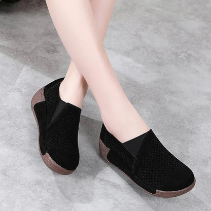 Elegante Wildleder-Mokassins für Damen mit stilvollen, durchbrochenen Keilabsätzen