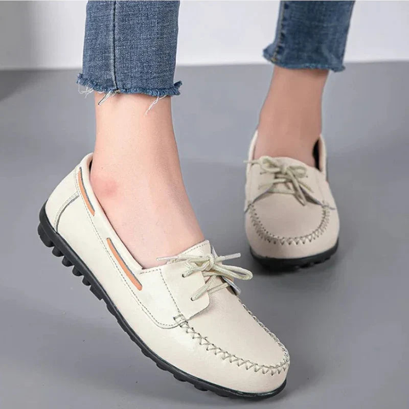 Orthopädische flache Ledermokassins für Damen mit Schnürsenkeln