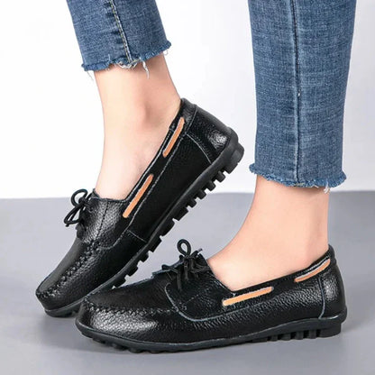 Orthopädische flache Ledermokassins für Damen mit Schnürsenkeln
