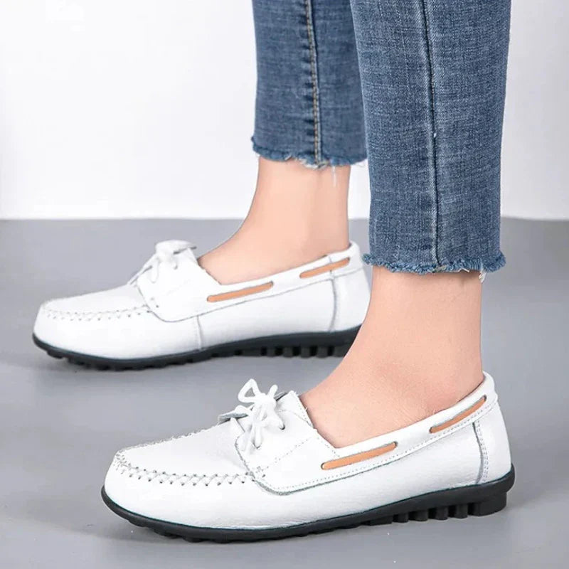 Orthopädische flache Ledermokassins für Damen mit Schnürsenkeln