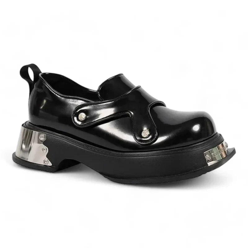 Orthopädischer Lackmokassin für Damen mit Keilabsätzen im Punk-Stil