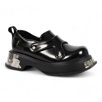 Orthopädischer Lackmokassin für Damen mit Keilabsätzen im Punk-Stil