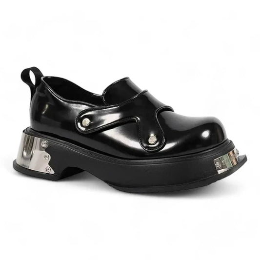 Orthopädischer Lackmokassin für Damen mit Keilabsätzen im Punk-Stil