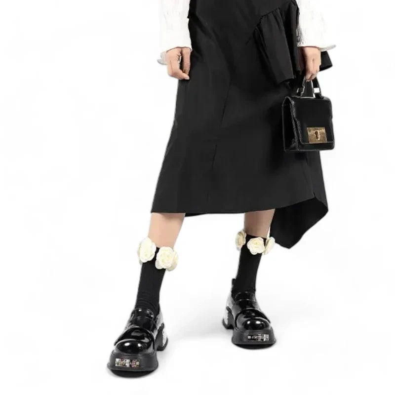 Orthopädischer Lackmokassin für Damen mit Keilabsätzen im Punk-Stil