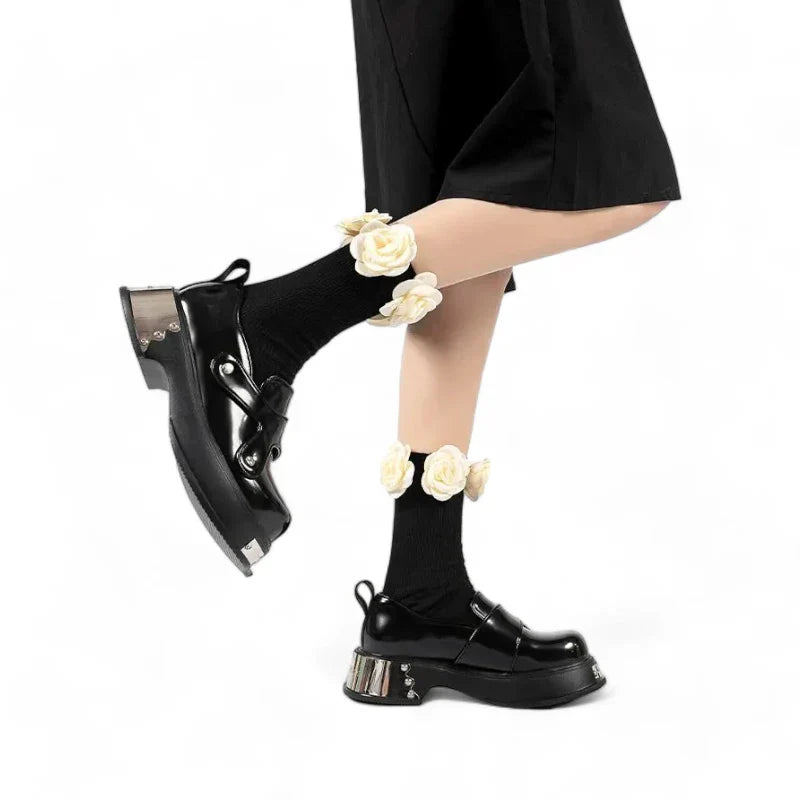 Orthopädischer Lackmokassin für Damen mit Keilabsätzen im Punk-Stil