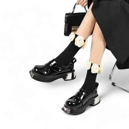 Orthopädischer Lackmokassin für Damen mit Keilabsätzen im Punk-Stil