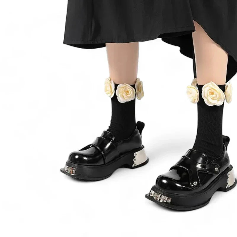 Orthopädischer Lackmokassin für Damen mit Keilabsätzen im Punk-Stil