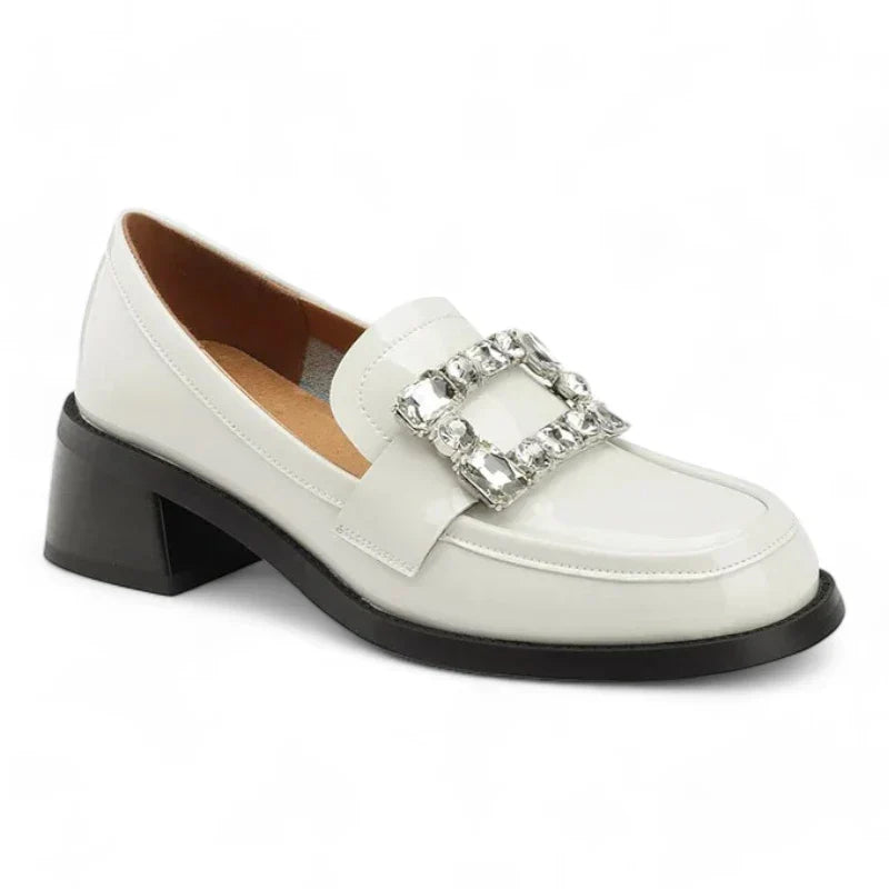 Elegante Damenmokassins aus glänzendem Lackleder mit bequemem Absatz