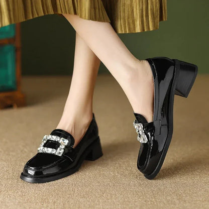 Elegante Damenmokassins aus glänzendem Lackleder mit bequemem Absatz