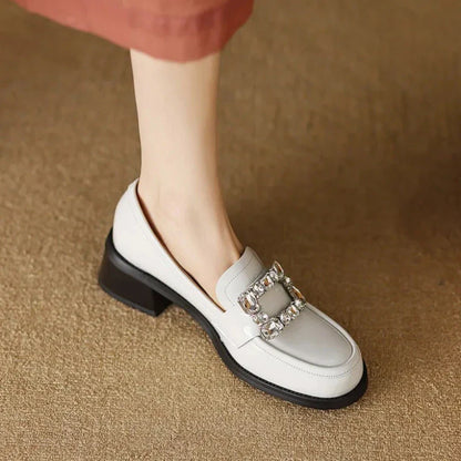 Elegante Damenmokassins aus glänzendem Lackleder mit bequemem Absatz