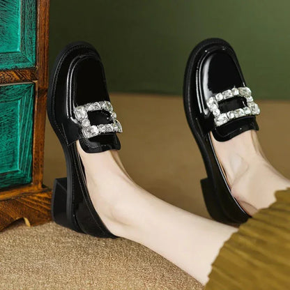 Elegante Damenmokassins aus glänzendem Lackleder mit bequemem Absatz