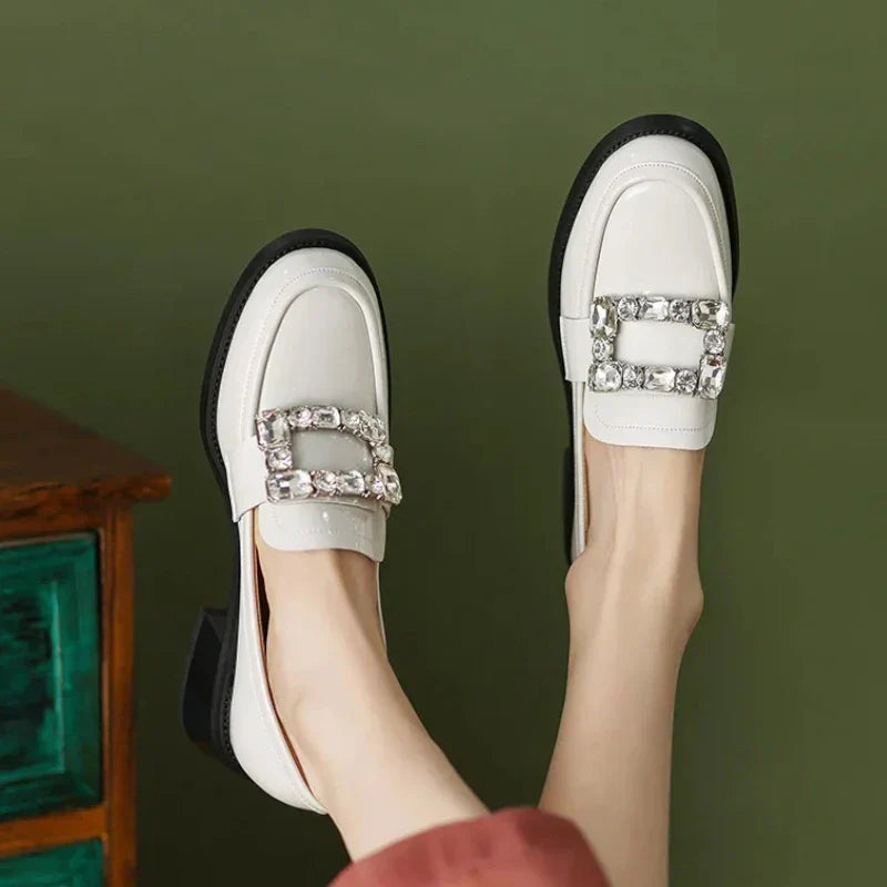 Elegante Damenmokassins aus glänzendem Lackleder mit bequemem Absatz