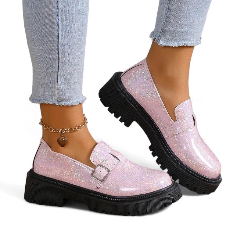 Eleganter, glänzender Damenmokassin mit Absatz für optimalen Komfort und Stil