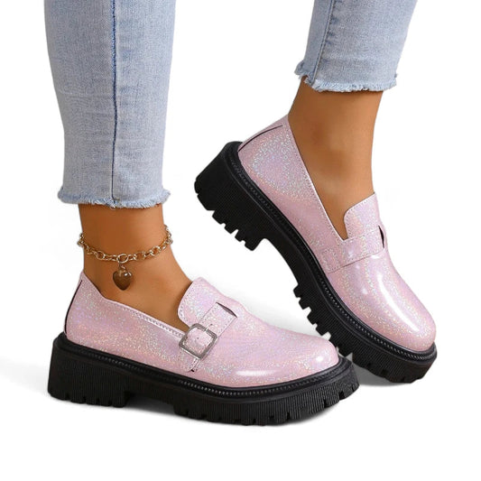 Eleganter, glänzender Damenmokassin mit Absatz für optimalen Komfort und Stil