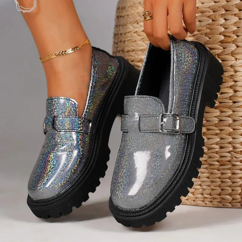 Eleganter, glänzender Damenmokassin mit Absatz für optimalen Komfort und Stil