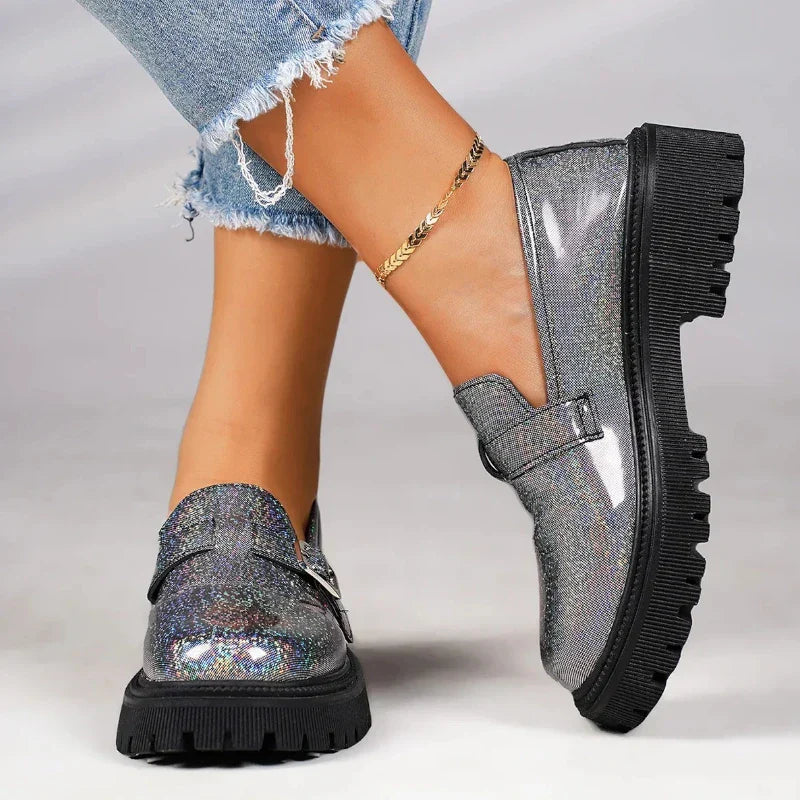 Eleganter, glänzender Damenmokassin mit Absatz für optimalen Komfort und Stil