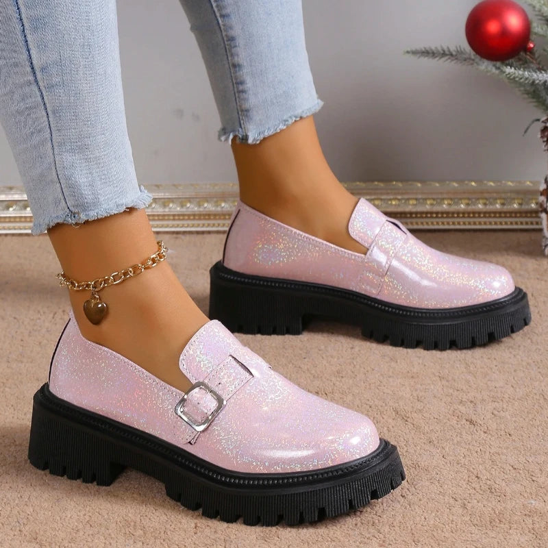 Eleganter, glänzender Damenmokassin mit Absatz für optimalen Komfort und Stil